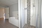 Badezimmer 2 - + Wunderschöner, denkmalgeschützter Altbau im Nordwesten von Leipzig +