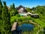 Blick vom Teich zum Haus