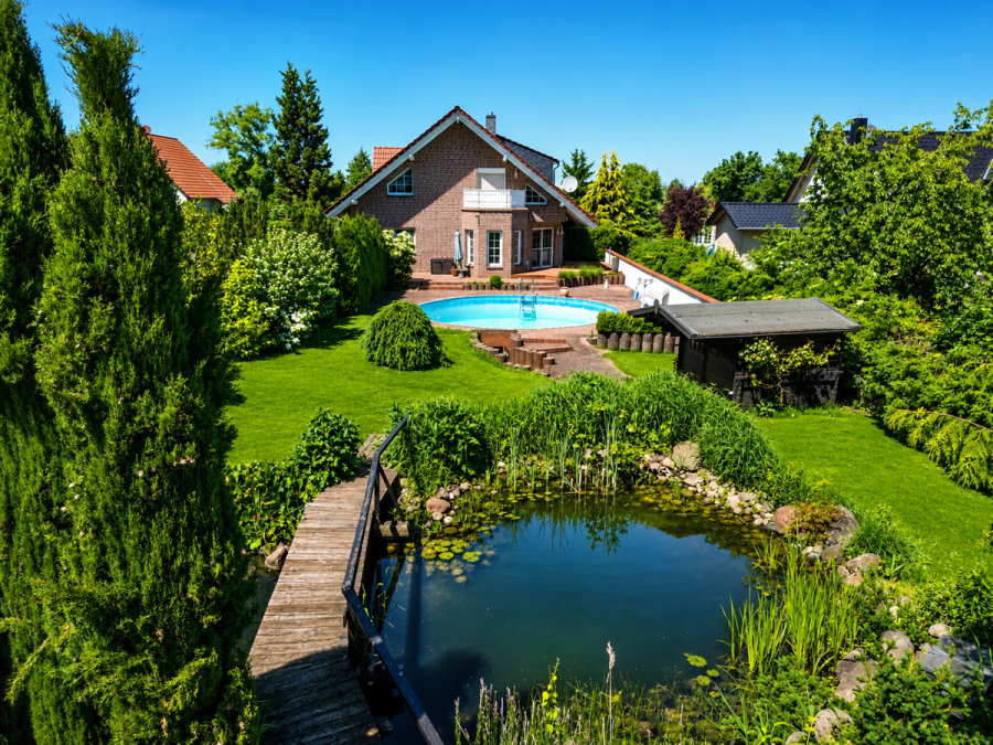 Blick vom Teich zum Haus