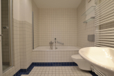 Bad - I WOHNEN im ZENTRUM I Einbauküche I Wanne u. Dusche I Lift I