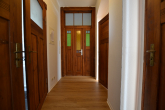 Flur - || 3-RW mit Wintergarten | Wannenbad | Laminat |